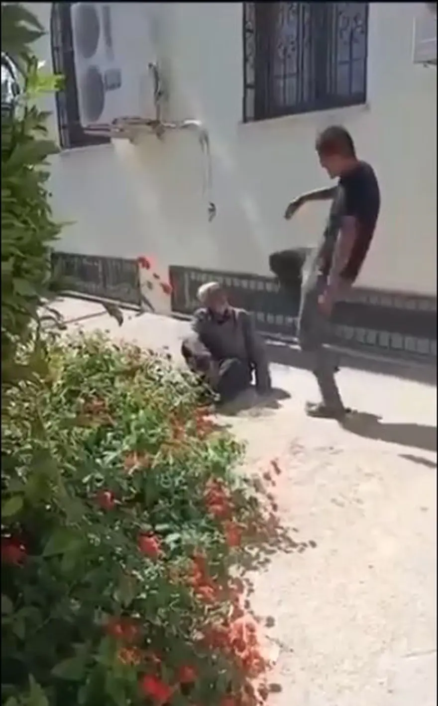 Sokak ortasında yaşlı adama dayak 
