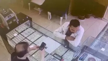 Sahte altınla kuyumcuyu dolandırdı