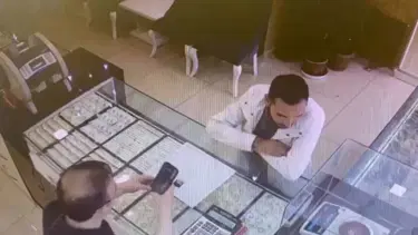 Sahte altınla kuyumcuyu dolandırdı