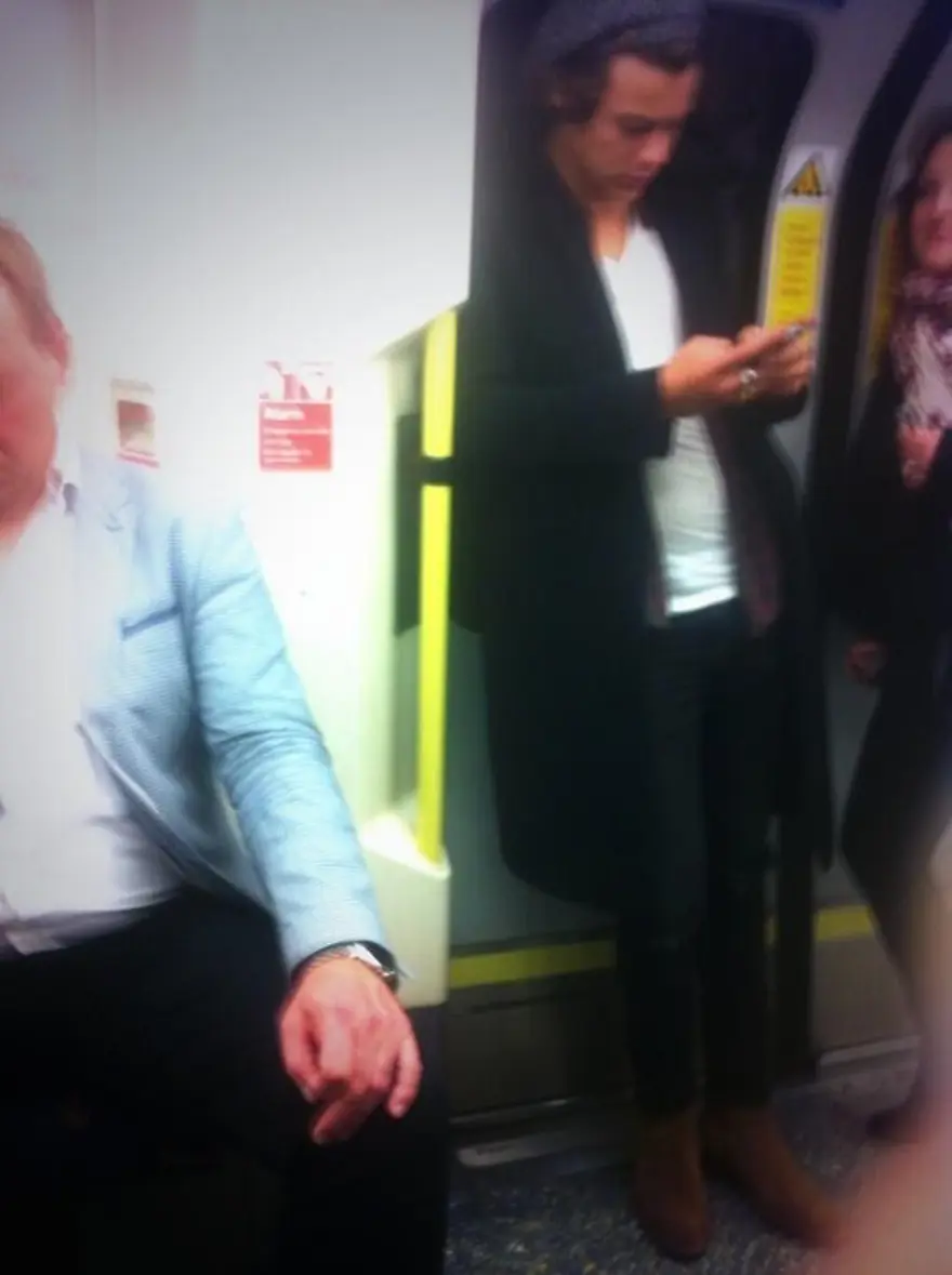 Oyuncu Merve Boluğur otobüste (Toplu taşıma kullanan ünlüler) 80