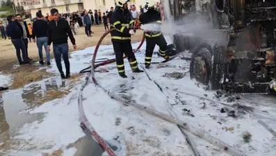 Park halindeki iki TIR alev alev yandı