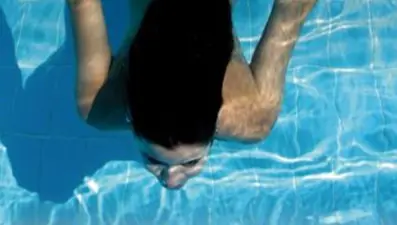 “Havuza ve denize kontakt lensle girmeyin”