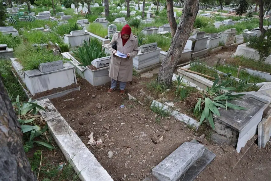 BİYOLOJİK BABASININ MEZARI AÇILDI 4 BİYOLOJİK BABASININ MEZARI AÇILDI 4