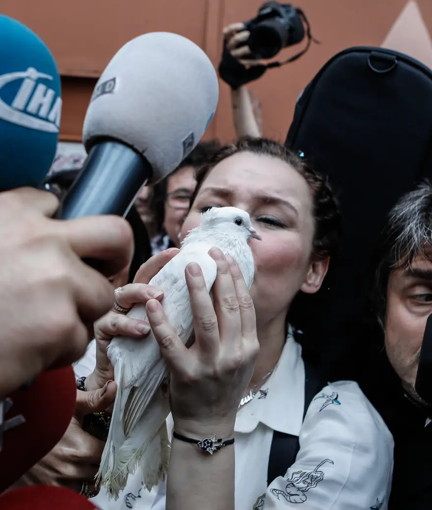 Deniz Seki tahliye oldu (Cezaevinden beyaz güvercinle çıktı) 5