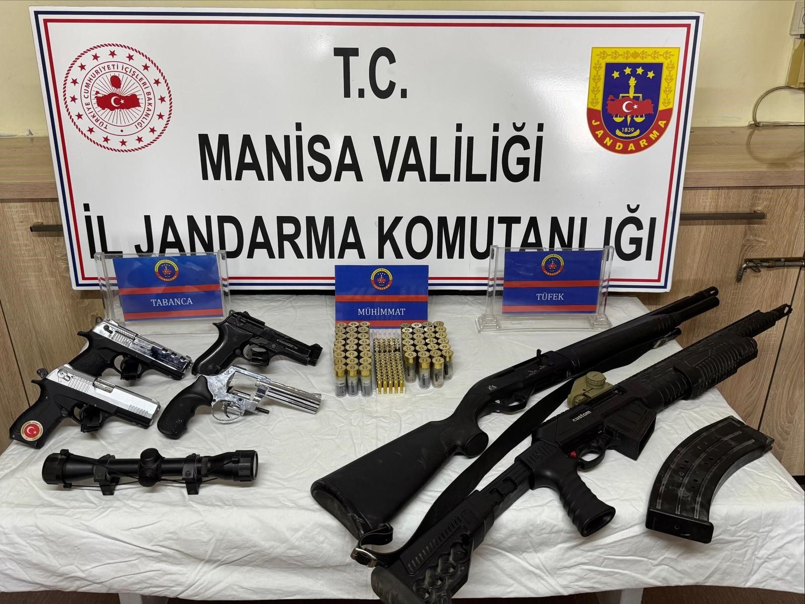 Manisa'da bir evde çok sayıda ruhsatsız silah çıktı