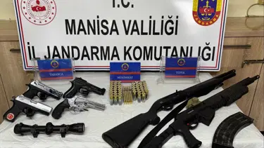 Manisa'da bir evde çok sayıda ruhsatsız silah çıktı