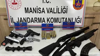 Manisa'da bir evde çok sayıda ruhsatsız silah çıktı