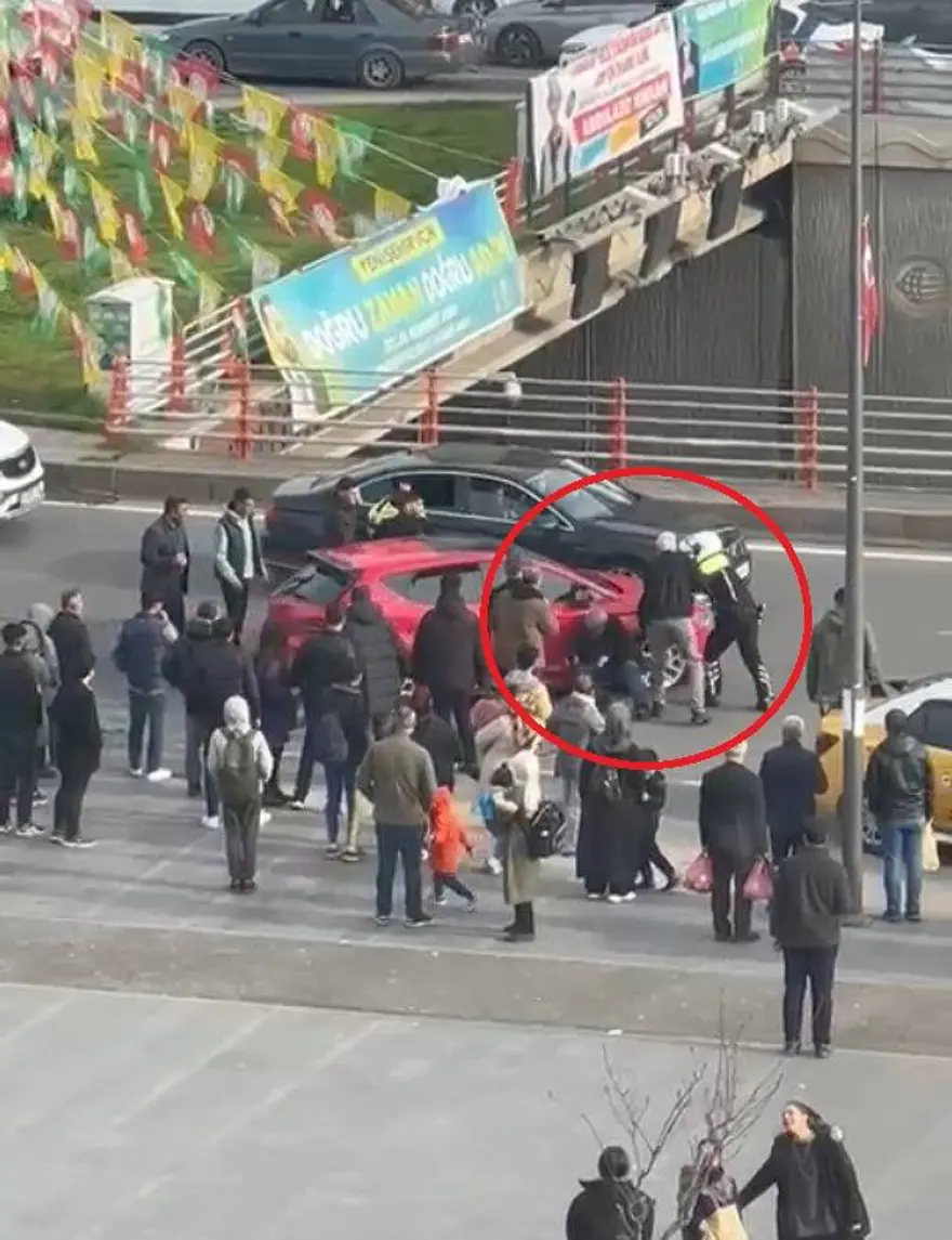 Trafikte dehşet saçtı: Polislerin üzerine sürdü, yaşlı adama çarptı 7 Trafikte dehşet saçtı: Polislerin üzerine sürdü, yaşlı adama çarptı 7