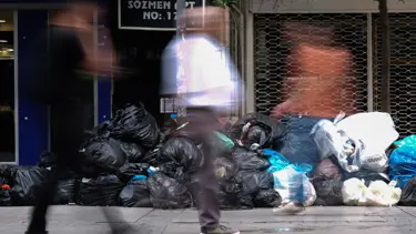 İzmir'de çöp krizi büyüyor: 23 bin işçi grev