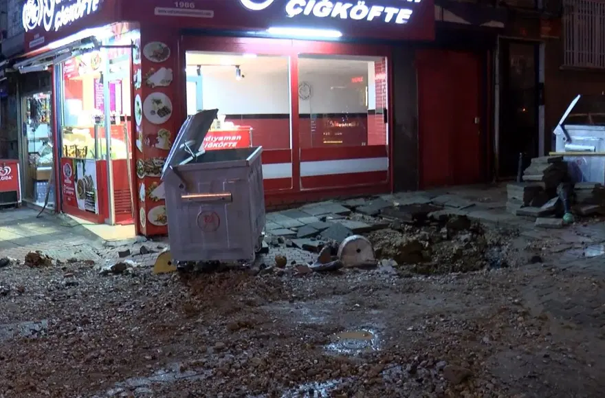 Kadıköy'de ana su şebekesi borusu patladı: 5 katlı bina tahliye edildi 2 Kadıköy'de ana su şebekesi borusu patladı: 5 katlı bina tahliye edildi 2