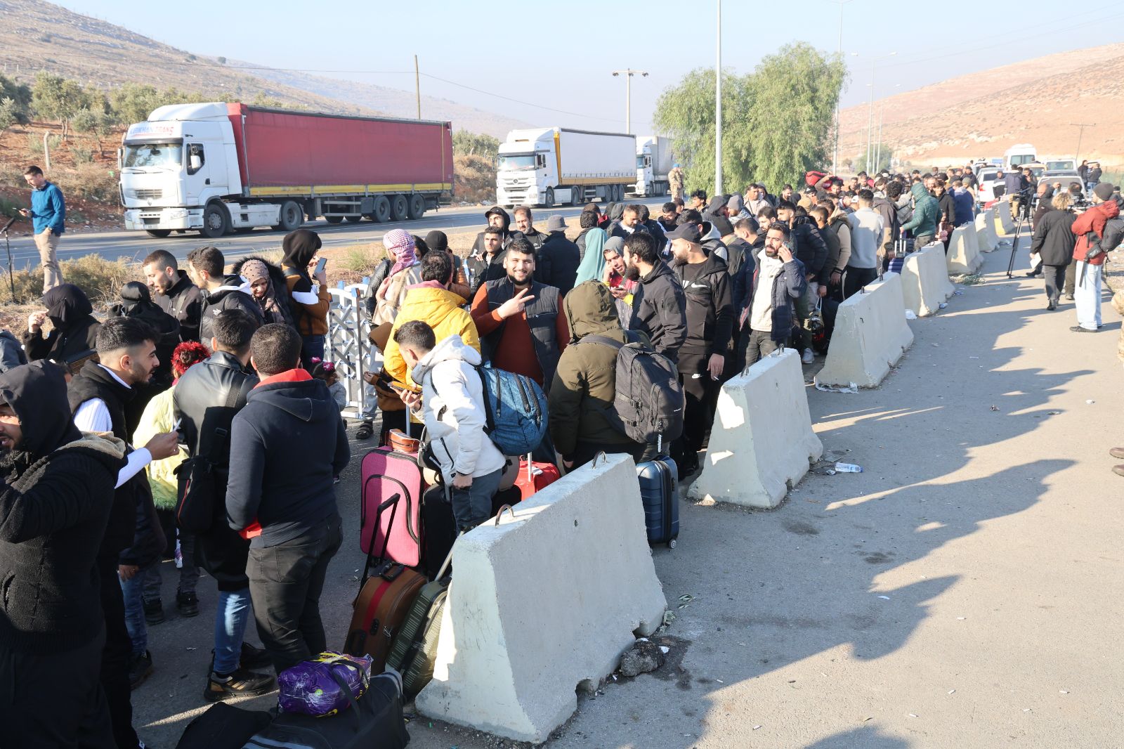 Cilvegözü Sınır Kapısı'nda geri dönüş yoğunluğu: "14 yıl bu anı bekledik"