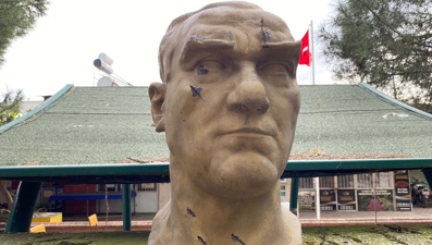 Manisa'da Atatürk büstüne baltalı saldırı
