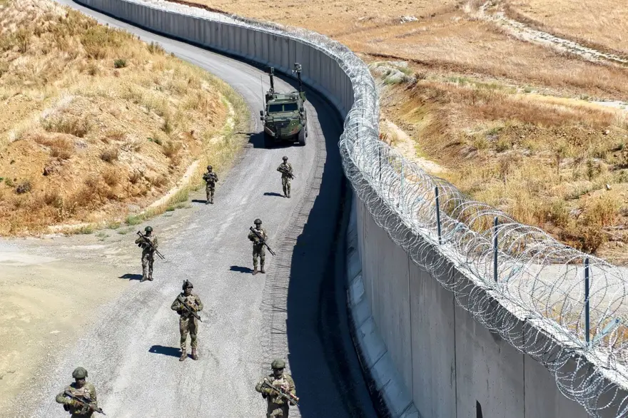 İran sınırına beton bariyer: 200 kilometresi tamamlandı 3 İran sınırına beton bariyer: 200 kilometresi tamamlandı 3