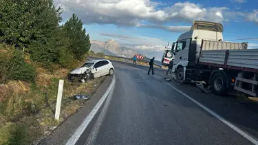 Isparta'da otomobille TIR çarpıştı