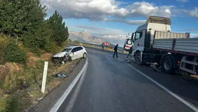 Isparta'da otomobille TIR çarpıştı