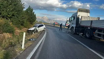 Isparta'da otomobille TIR çarpıştı