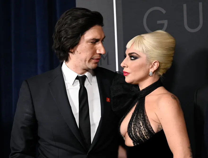 Lady Gaga kırmızı halıya fare dövmesiyle damga vurdu 