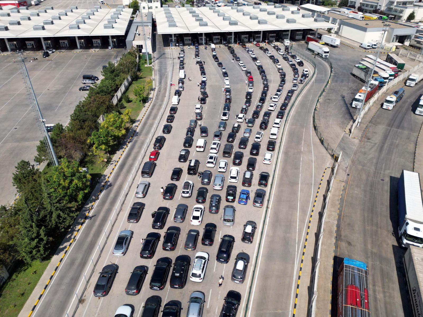 Edirne'de sınır kapılarından 4 milyondan fazla yolcu geçti