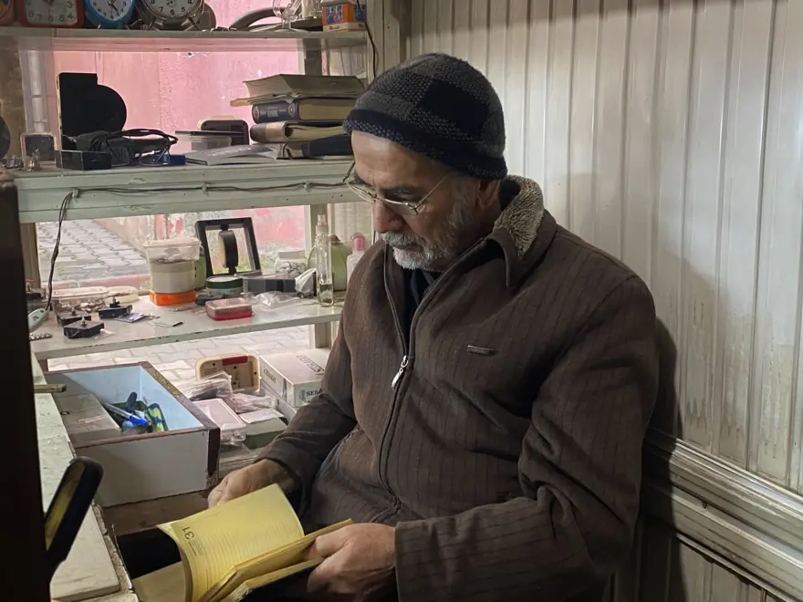 74 yaşındaki saat ustası 25 yıldır defterine kaydediyor: "İsimlere bakarak ölenleri hatırlıyorum" 2 74 yaşındaki saat ustası 25 yıldır defterine kaydediyor: "İsimlere bakarak ölenleri hatırlıyorum" 2