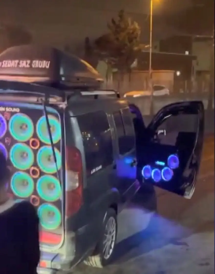 Gaziosmanpaşa'da meşaleli doğum günü kutlaması: Çekiciyle caddeyi kapadılar 3 Gaziosmanpaşa'da meşaleli doğum günü kutlaması: Çekiciyle caddeyi kapadılar 3