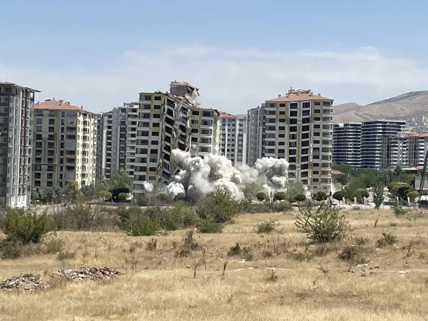 Malatya'da ağır hasarlı 2 bina patlayıcıyla yıkıldı 