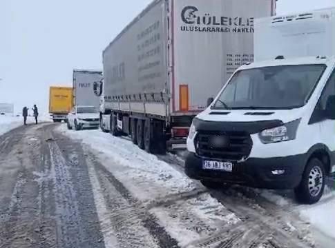 Kars-Ardahan karayolunda kar yağışı: TIR'lar kara saplandı