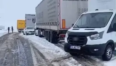 Kars-Ardahan karayolunda kar yağışı: TIR'lar kara saplandı