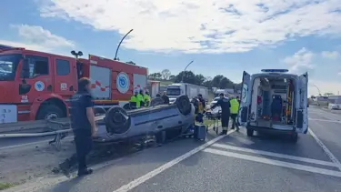 Bariyerlere çarpıp devrildi