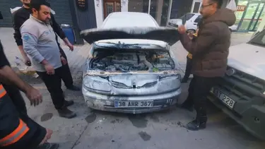 Park halindeki otomobil alev aldı