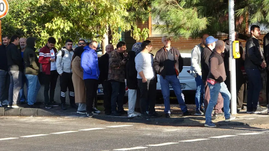 Metrelerce kuyruk oldu: 100 liraya alabilmek için saatlerce beklediler 