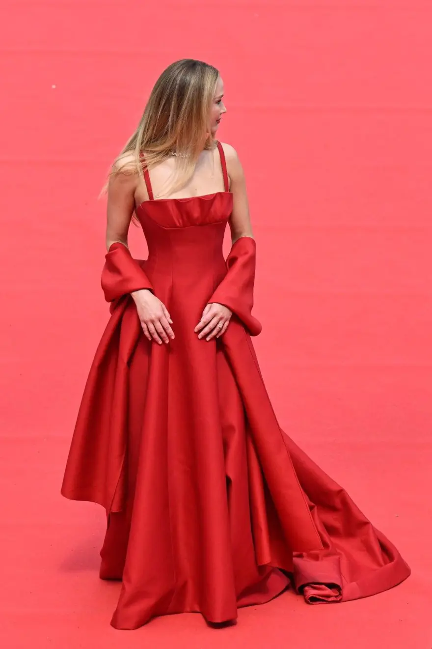 Jennifer Lawrence Cannes Film Festivali'nde neden terlik giydiğini açıkladı 2