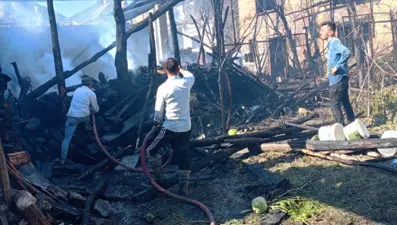 Kütahya'da otomobilde başlayan yangın, 3 evi kül etti