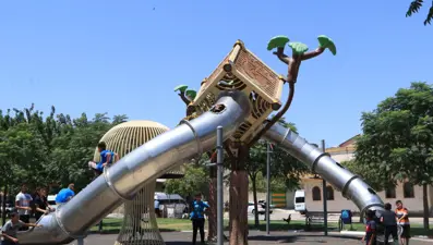 Şanlıurfa'da sacdan kaydırak tepkisi: Çocukların vücutlarında yanıklar oluştu