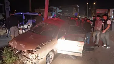 Araç refüjdeki direğe çarptı: 2 yaralı
