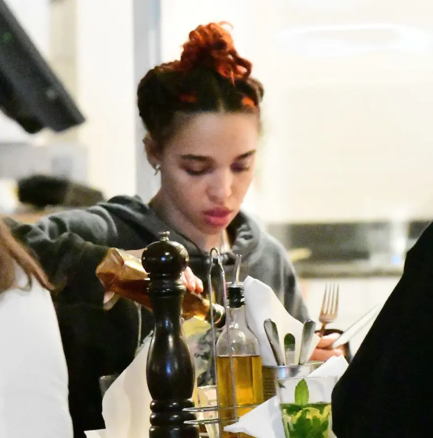 FKA Twigs ve sevgilisinin park keyfi 9