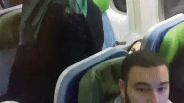 Uçakta rahatsızlanan yolcuya bakan müdahale etti
