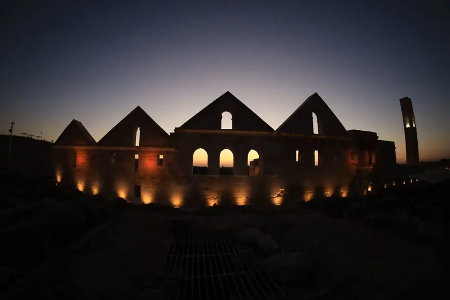 Şanlıurfa'da özel ışıklandırma yapılan tarihi alanlarda kartpostallık görüntüler 3