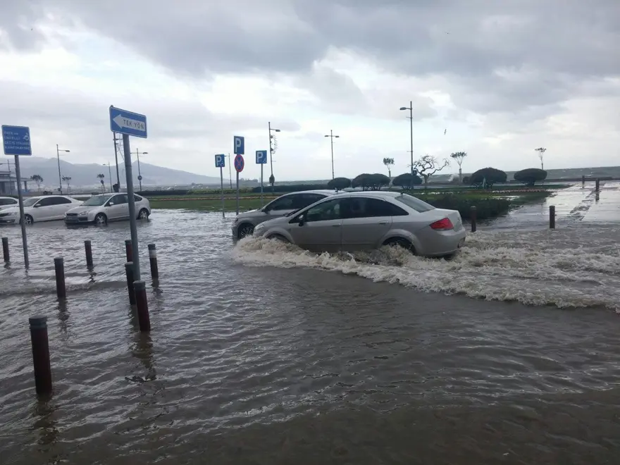 İzmir'de fırtına: Deniz taştı, işyerlerini su bastı 40