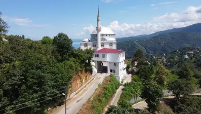 Karadeniz’inzor coğrafyasında ilginç çözüm | Üstü lojman, altı yol: “Bu yapıyı görenlerhayretler içinde kalıyor”