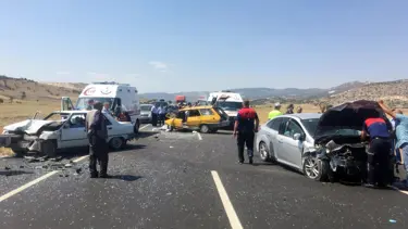 Burdur'da 3 otomobil çarpıştı: 1 ölü, 9 yaralı