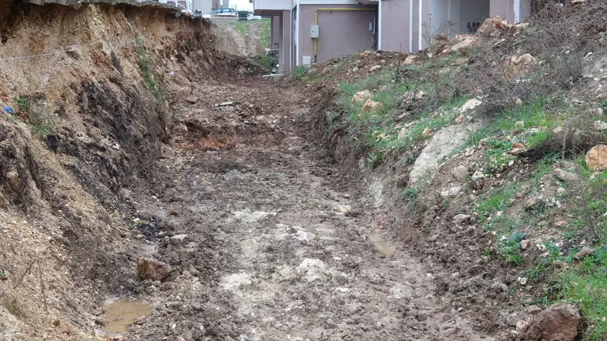 Bahçelerinden 2 bin yıllık tarihi eser çıkan site sakinleri: Çok mutlu olduk 9