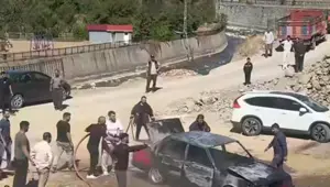 Park halindeki otomobil alev alev yandı