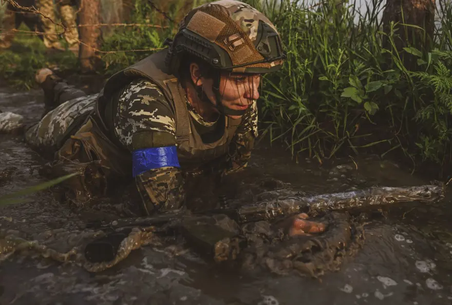 Ukraynalı kadınlar cephede görev almak için hazırlık yapıyor 29 Ukraynalı kadınlar cephede görev almak için hazırlık yapıyor 29