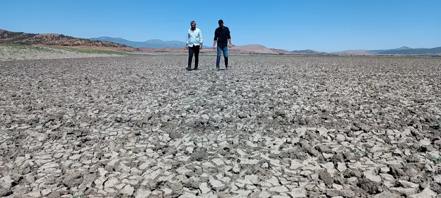 Su tamamen çekildi: Hamamlar Höyüğü gün yüzüne çıktı 4 Su tamamen çekildi: Hamamlar Höyüğü gün yüzüne çıktı 4