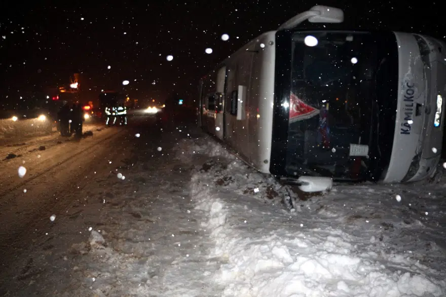 Tokat'ta yolcu otobüsü devrildi: 23 yaralı 5 Tokat'ta yolcu otobüsü devrildi: 23 yaralı 5