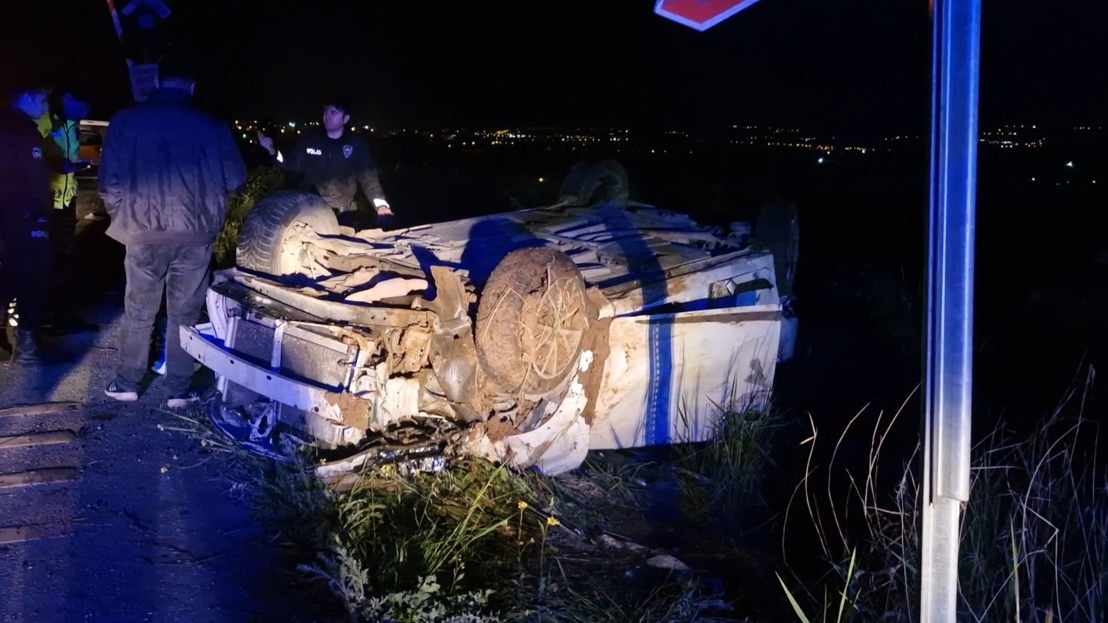 Otomobil şarampole devrildi: 1 ölü, 3 yaralı