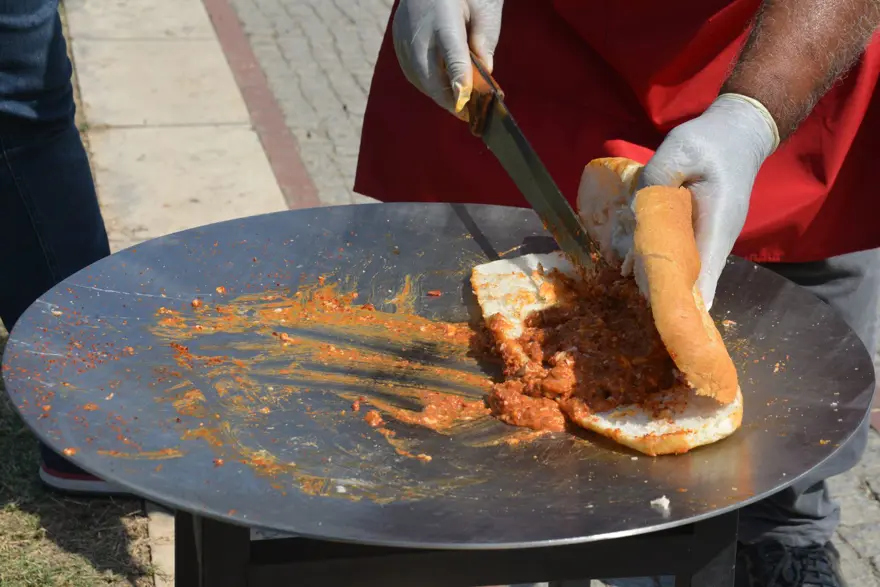 Adana'da 50 dereceyi aşan sıcaklıkta güneşte tost pişirdiler 6