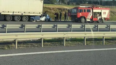 Kuzey Marmara Otoyolu'nda otomobil TIR'ın altına girdi: Bir can kaybı var