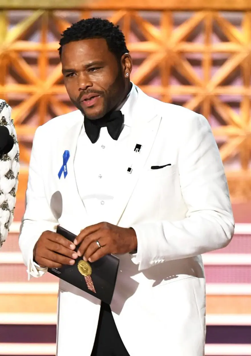 69. Emmy Ödül Töreni’nde ünlülerden mavi kurdeleli Trump mesajı 8