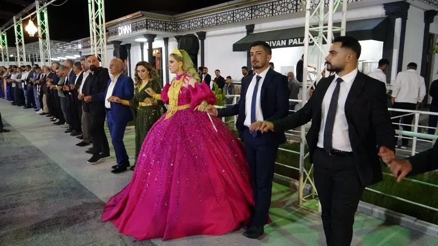 Van'da aşiret düğünü: Geline 3 kilo altın, damada 3 milyon TL takıldı 3 Van'da aşiret düğünü: Geline 3 kilo altın, damada 3 milyon TL takıldı 3